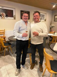 Clubhauswirt Andreas Müller mit Gunther Metz